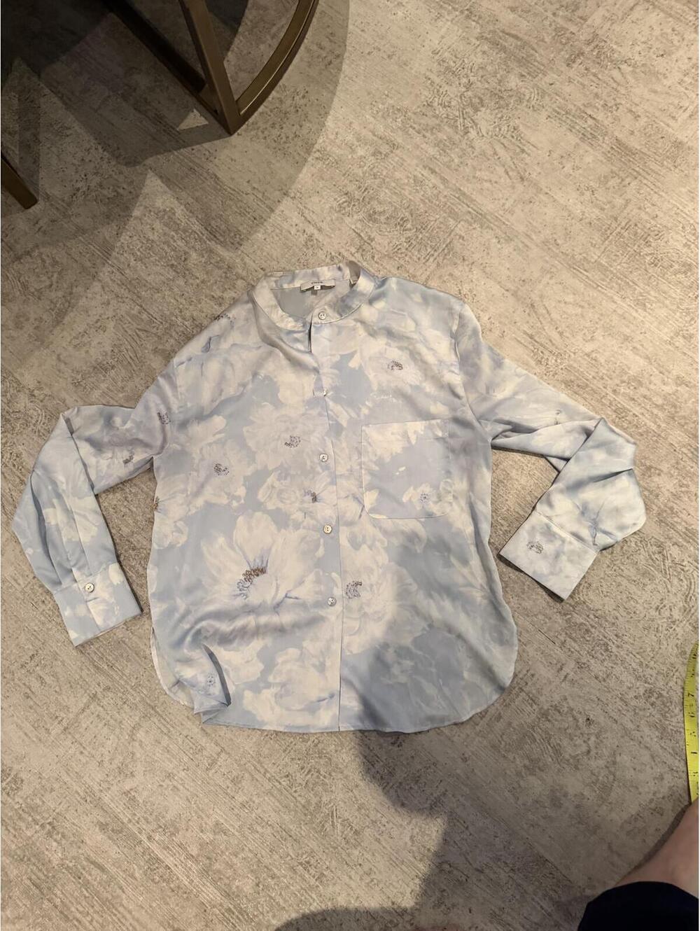 NWOT Vince Blue and White Satin Cloud Effect Floral Button Up M